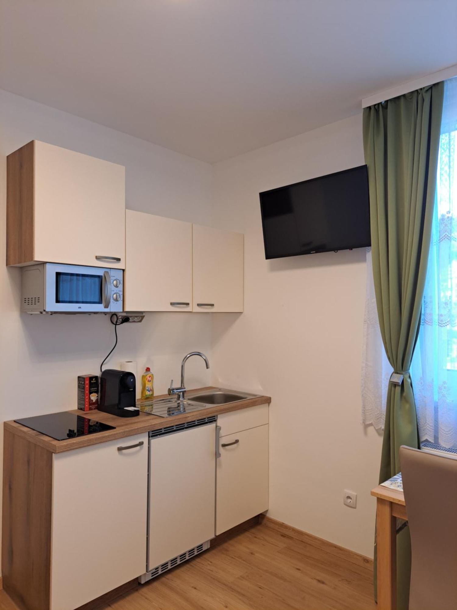 Private Zimmer Hoap ลีโอเบน ภายนอก รูปภาพ