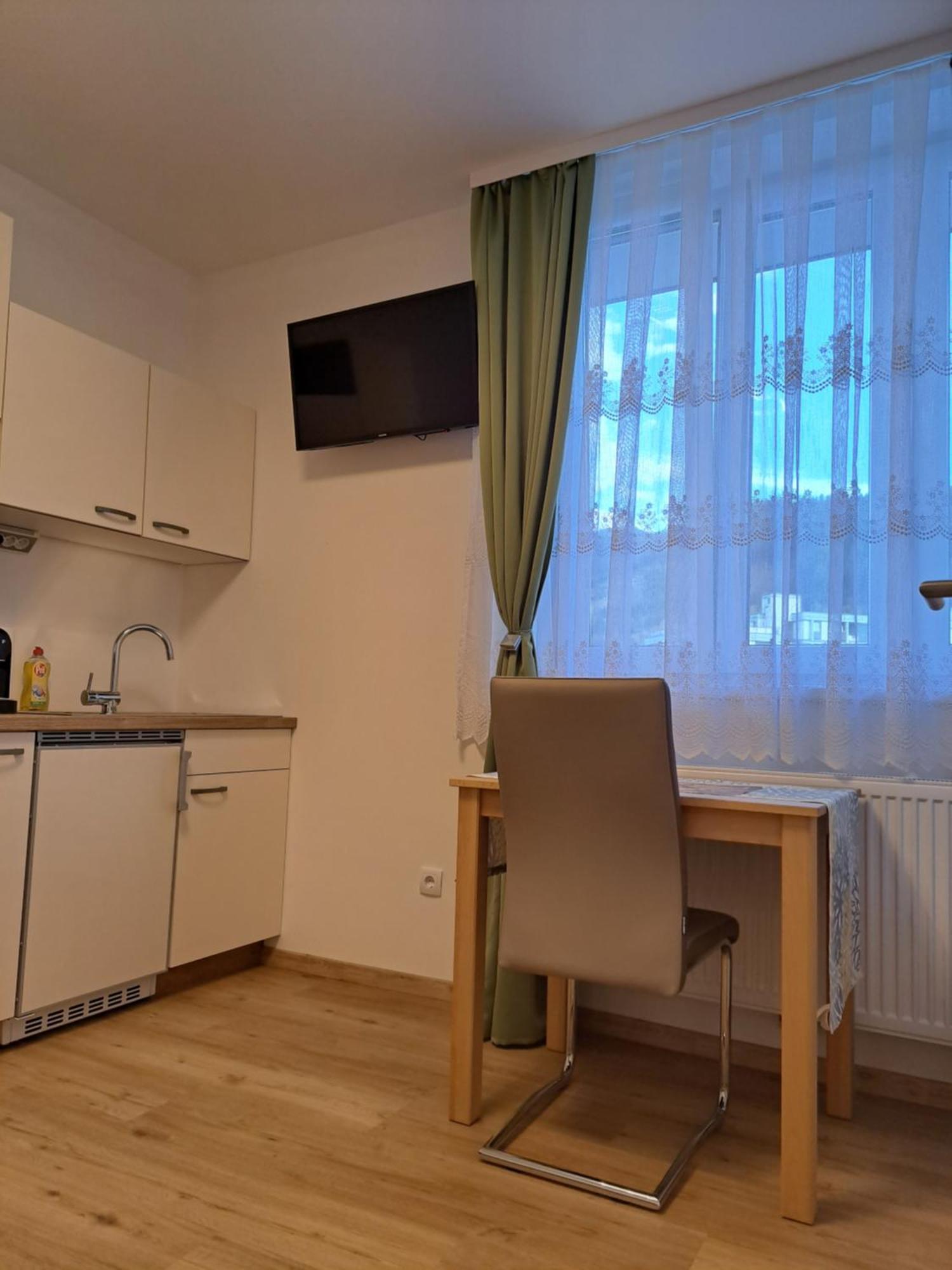 Private Zimmer Hoap ลีโอเบน ภายนอก รูปภาพ